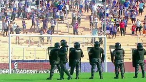 Bomba kšeft! V Argentíne lietali na zápase kamene a dlaždice