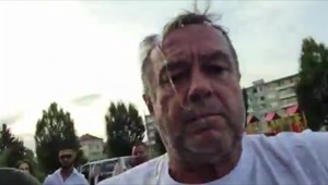 VIDEO: Na poslanca Pročka zaútočili uprostred mesta, hodili mu vajce na hlavu