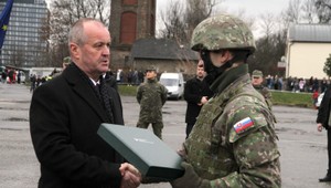 SNS chce mladých nahnať do kasární. Bývalý generál ale tvrdí, že to bezpečnosti nepomôže