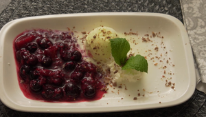 Dezert: Ružová láva s bielou čapičkou