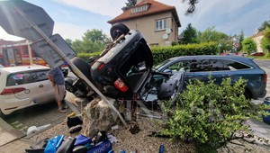 Po zrážke skončilo jedno z áut na streche. Dve deti previezli do nemocnice