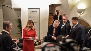 Zuzana Čaputová si spolu s Milošom Zemanom pripomenula Nežnú revolúciu. Otvorili Český dom v Bratislave