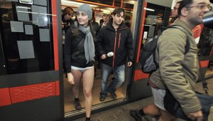 Kuriózna akcia! Ľudia cestovali v metre bez nohavíc