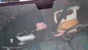 VIDEO: Vodič počas jazdy zastavil na diaľnici, aby si "šňupol" drogu