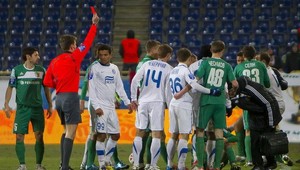 Agresívny futbalista za 10 sekúnd zlikvidoval troch súperov!