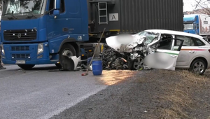 Nehoda osobného auta a kamióna uzavrela horský priechod Čertovica