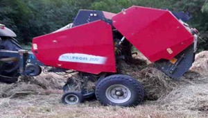 45-ročný muž zomrel na poli. Opravoval zaseknutý stroj a lis ho vtiahol dovnútra