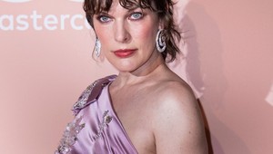 Na festivale bola za hviezdu, na letisku ju nikto nespoznal: Takáto je Milla Jovovich v súkromí