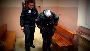 Baltazár (51) kradol dosky z latríny. A zaútočil na policajta