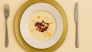 Jemná cesnaková polievka so slaninovými chipsami a opečenými mandľami