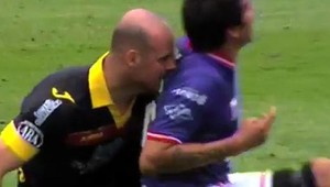 VIDEO. Pozor, zlý brankár! Hryzie ako besný!