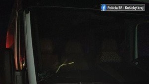 64-ročný chodec sa snažil prejsť cez cestu. Vošiel priamo pod kolesá jednému z vozidiel, zraneniam podľahol