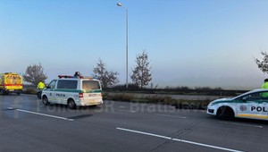 Na diaľnici D2 ležala osoba bez známok života