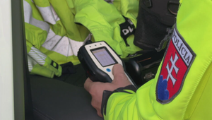 Chodca pod vplyvom alkoholu zrazilo auto. Po prevoze do nemocnice zomrel