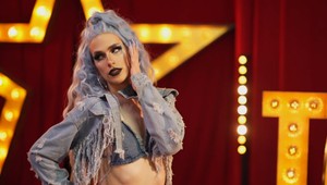 Drag queen svetovej úrovne! V nenápadnom čašníkovi drieme hotová diva: Reakcia jeho rodiny vás prekvapí!