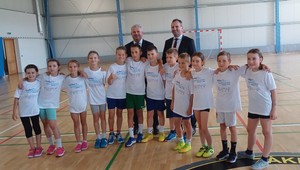 Štátny tajomník Slavomír Partila ocenil tréningy O2  Športovej akadémie Mateja Tótha. Stretol sa na nich s deťmi aj so samotným Matejom