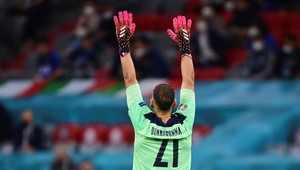 Brankári semifinalistov pútajú pozornosť démonickými rukavicami