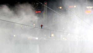 Akrobat prešiel po lane ponad Niagarské vodopády