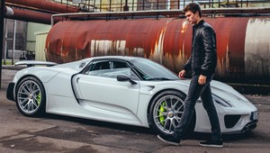 Porsche 918 Spyder v industriálnom prostredí starej továrne