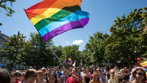 Dúhová vlajka na našom veľvyslanectve je neprijateľná, odkazuje premiér Fico