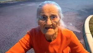 Tvrdohlavá babička oslávila svoje 94. narodeniny za mrežami. Odmietla sa totiž vysťahovať zo starobinca