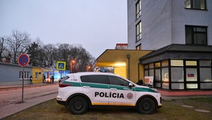 Policajtovi sa chcel pomstiť bombou pod autom. Súd ho vzal do väzby