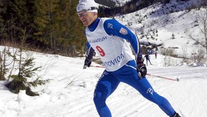 Bajčičák trénuje s čelovou lampou pri polárnej žiare