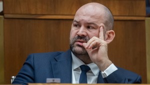 Pčolinský ponúkal zľavu na oblečenie: Reklama je u poslancov zakázaná, problémy však mať nemusí