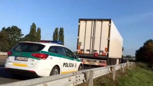 Kamión zrazil na diaľnici D2 chodca