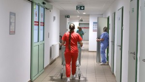 Garantované lehoty na operácie stále neplatia. Pacienti čakajú vyše roka