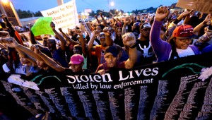 Ferguson sa zmieta v protestoch, polícia je krátka