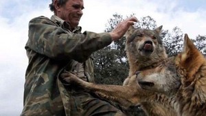 FOTO: Do 19 rokov žil medzi vlkmi. Chce sa k nim vrátiť, ľudia ho znechutili