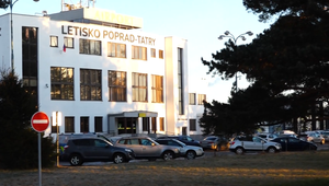 Polícia zasahuje: Oslavu v areáli letiska ukončila bitka, mačety a streľba