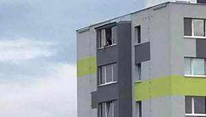 Tínedžer zo Spišskej Novej Vsi hazardoval so životom. Sedel v okne na trinástom poschodí