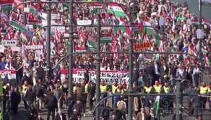 Štátny sviatok v Maďarsku sprevádzajú provládne aj opozičné pochody