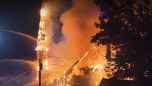 Kostol zasiahol silný blesk. Postupne sa celý vznietil