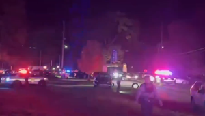 Medzi stanmi v školskom areáli sa po futbalovom zápase strieľalo. Hlásia jednu obeť