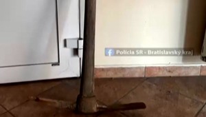 Muž vbehol do cesty prichádzajúcemu autu a ohrozoval posádku krompáčom