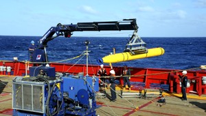 Ponorka prečesáva hlbiny oceánu. Sme blízko, verí šéf pátračov