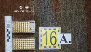 Policajná akcia Chalupa odhalila nelegálne zbrane a doplnky, obvinili 61-ročného muža