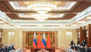 Kľúče od elektropriemyslu zviera Čína. Podarí sa ich Európe zmocniť?