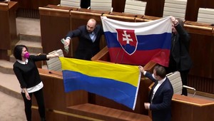 Medveckého a Kotlebu obvinili pre scénu s ukrajinskou vlajkou