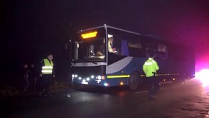 Kamionista vrazil do autobusu a pokračoval v jazde. Chytili ho po 10 kilometroch