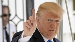 Ak nezrušíte clá, pridáme ďalšie, a to v hodnote 200 miliárd dolárov, odkazuje Trump Číne