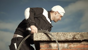 Komín si môžete čistiť sami, ale musíte mať potvrdenie od kominára