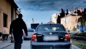 Dôchodca, ktorý šoféroval opitý a ukazoval hanlivé gestá, pozná svoj trest