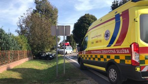 Pri Michalovciach sa zrazili autá a autobus. Na miesto smerovali leteckí záchranári