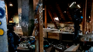 Detstvo medzi smeťami: V opustenej budove našli žiť rodinu s malými deťmi