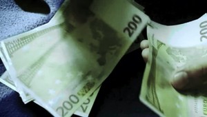 Namiesto míňania peňazí u lokálnych predajcov, milióny eur tečú do zahraničia