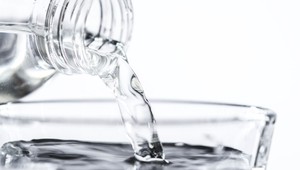 Balená voda obsahuje stokrát viac mikroplastov, než sme si mysleli